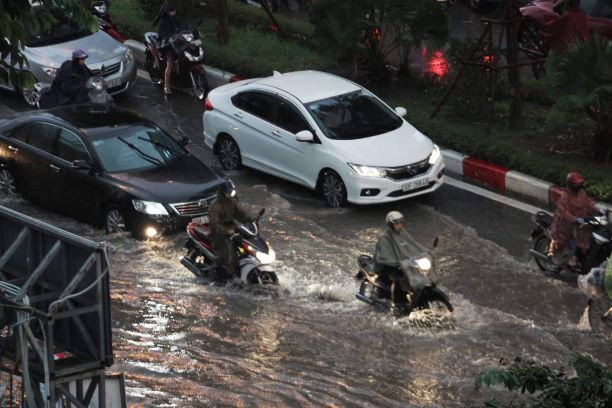 Đường phố Hà Nội ngập nước sau trận mưa rào Đường phố Hà Nội ngập nước sau trận mưa rào