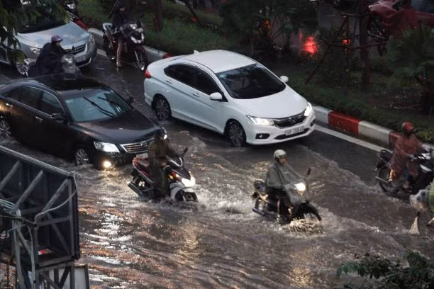 Đường phố Hà Nội ngập nước sau trận mưa rào