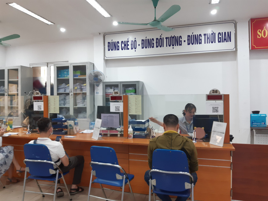 Người lao động làm thủ tục hỗ trợ thất nghiệp.