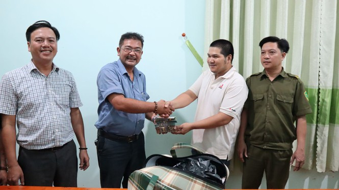 Tìm được chủ nhân 280 triệu đồng bị bỏ lại gần quán cơm tại Bình Phước ảnh 2 Tìm được chủ nhân 280 triệu đồng bị bỏ lại gần quán cơm tại Bình Phước ảnh 2