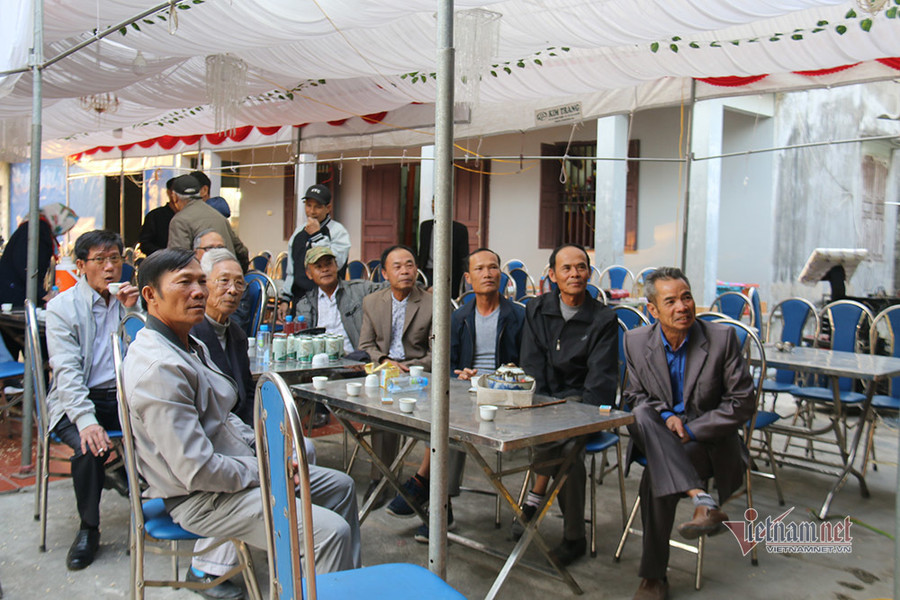 Tuổi thơ kê dép làm cầu môn, quấn lá chuối làm bóng của Văn Toản