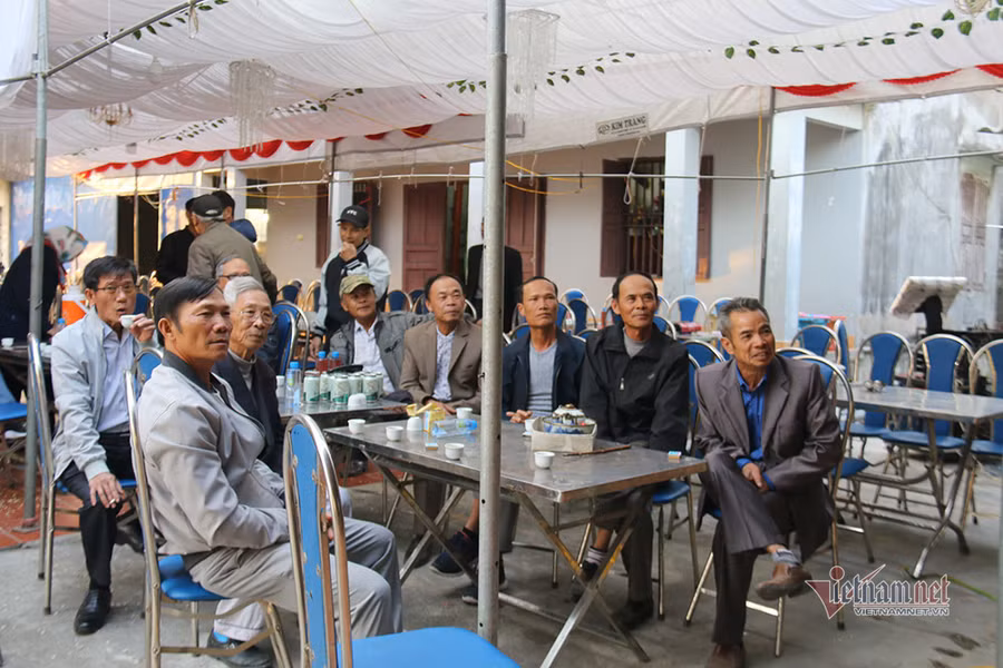 Tuổi thơ kê dép làm cầu môn, quấn lá chuối làm bóng của Văn Toản