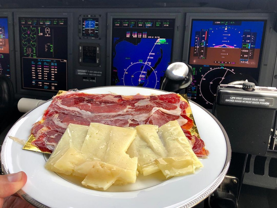 Sở dĩ, các phi công và tiếp viên sẽ ăn những suất khác với hành kháchđể phòng trường hợp cả máy bay bị ngộ độc tập thể. Cơ trưởng và cơ phó cũng không ăn khẩu phần giống nhau nhằm tránh việccả hai đều gặp vấn đề về tiêu hoá trong những tình huống khẩn cấp. Ảnh: Eddie.wall 17. Ly do phi cong khong bao gio dung suat an giong hanh khach hinh anh 4 55866994_126158155148508_2398801647655370472_n.jpg