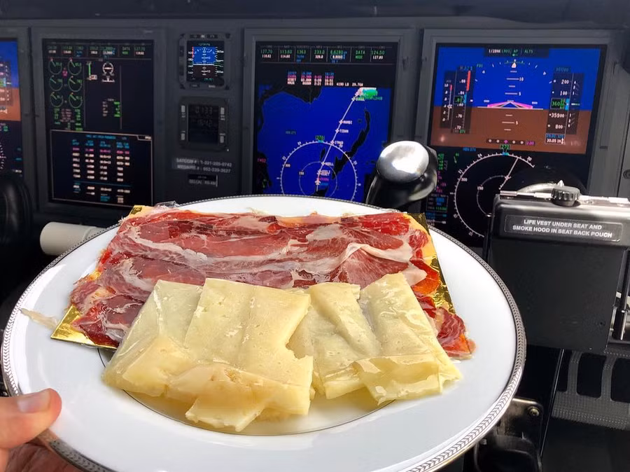 Ly do phi cong khong bao gio dung suat an giong hanh khach hinh anh 4 55866994_126158155148508_2398801647655370472_n.jpg