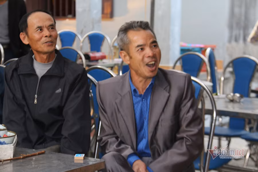 Tuổi thơ kê dép làm cầu môn, quấn lá chuối làm bóng của Văn Toản