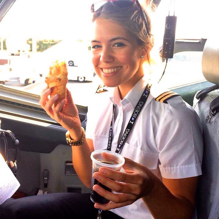 Trên thực tế,hai phi công không bao giờ dùng suất ăn giống với các hành khách trên chuyến bay. Một phi công người Anh từng chia sẻ với tờ Express rằng luôn có ít nhất 2 phi công trên chuyến bay và họ thường dùng bữa với thực đơn khác nhau dù chúng cùng được chế biến từ một bếp ăn. Ảnh: Flywitheva. Ly do phi cong khong bao gio dung suat an giong hanh khach hinh anh 2 74861204_443688042972619_884271755022973756_n_(1).jpg