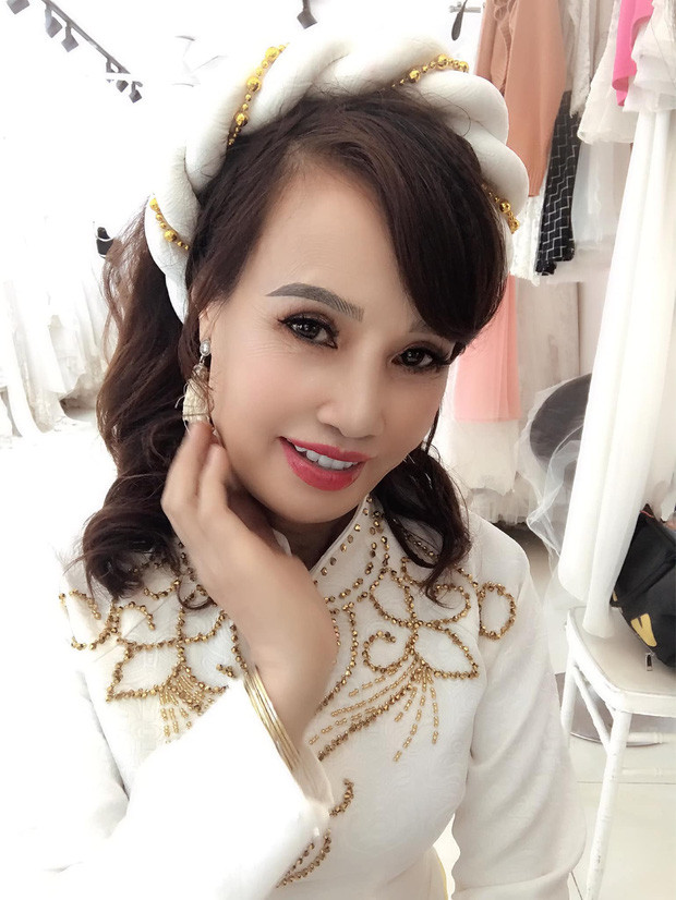 Cô dâu 62 tuổi tung bộ ảnh mới với chồng trẻ, dân mạng chỉ chú ý đến chi tiết này ảnh 3 Chị Thu Sao rạng ngời khi đi chụp ảnh cưới.