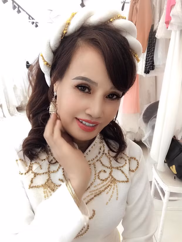 Chị Thu Sao rạng ngời khi đi chụp ảnh cưới.