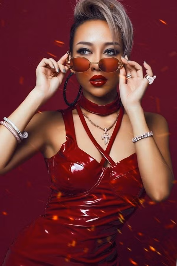 Ngỡ ngàng gương mặt lạ lẫm của Hoa hậu Phạm Hương ảnh 9