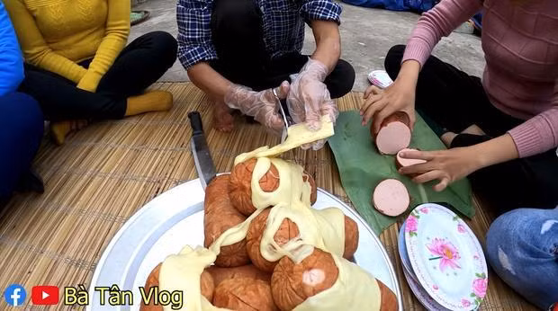 Phô mai đã nguội khiến bà Tân phải cắt ra từng miếng.