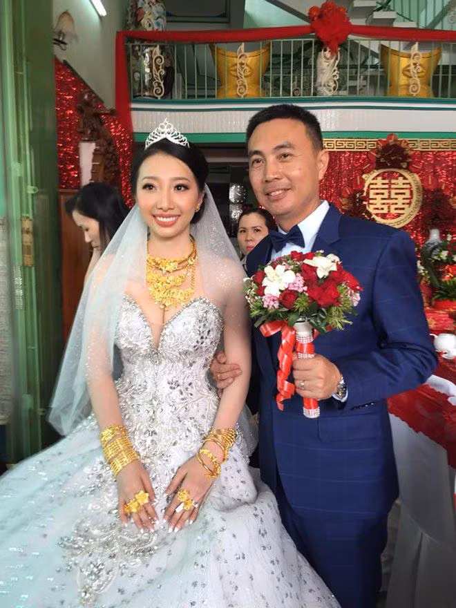 co dau deo 30 cay vang trong dam cuoi sau 2 nam ket hon thong bao tin bat ngo - 1