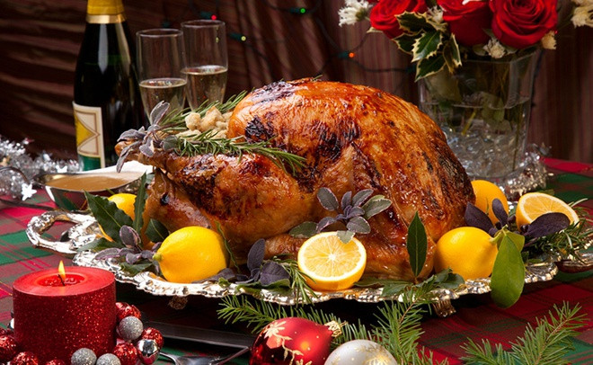 Weihnachtsgans (Đức): Theo CNN (Mỹ), weihnachtsgans (ngỗng quay) là món ăn truyền thống được các gia đình khắp nước Đức yêu thích. Max Hess, một người Mỹ gốc Đức, từng chia sẻ với CNN: "Mẹ tôi làm món weihnachtsgans mỗi năm. Theo truyền thống của người Đức, chúng tôi thường ăn thịt ngỗng và trao quà vào đêm vọng lễ Giáng sinh thay vì lễ chính ngày". Ảnh: Travel. 7 mon an doc dao tren the gioi vao dip Giang sinh hinh anh 2 admin.jpg