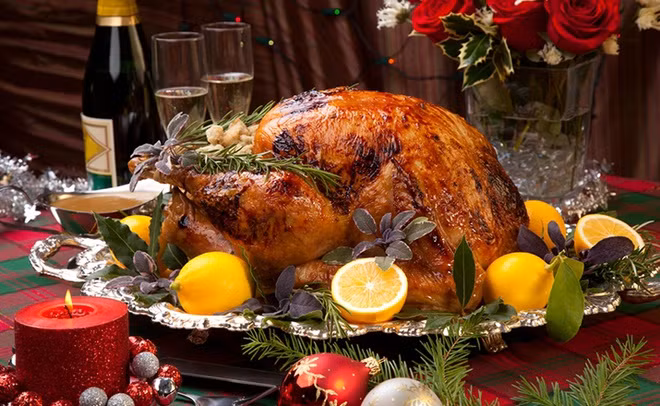 Weihnachtsgans (Đức): Theo CNN (Mỹ), weihnachtsgans (ngỗng quay) là món ăn truyền thống được các gia đình khắp nước Đức yêu thích. Max Hess, một người Mỹ gốc Đức, từng chia sẻ với CNN: "Mẹ tôi làm món weihnachtsgans mỗi năm. Theo truyền thống của người Đức, chúng tôi thường ăn thịt ngỗng và trao quà vào đêm vọng lễ Giáng sinh thay vì lễ chính ngày". Ảnh: Travel. 7 mon an doc dao tren the gioi vao dip Giang sinh hinh anh 2 admin.jpg