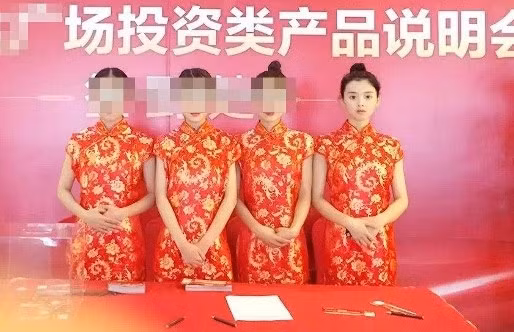 Ngày 12/12, Sina đăng tải loạt ảnh cũ của Dương Siêu Việt. Trong ảnh, "thần tiên tỷ tỷ" thế hệ mới diện trang phục sườn xám truyền thống, búi tóc cao gọn gàng. 