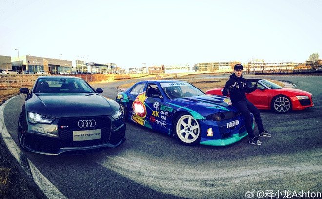 Bên cạnh đó, Thích Tiểu Long cũng dành số tiền không nhỏ để tậu những chiếc xe sang. Nam diễn viênnổi tiếng là người đam mê siêu xe. Theo Sohu, anh hiện sở hữu hơn 20 chiếc xế hộp đắt tiền như Range Rover Autobiography, Nissan GT-R, Audi R8, Ford Modular 3-Valve 4.6 V8,các phân khúc Mercedes như SLR McLaren 722, 280SLC, 230... Vi sao Thich Tieu Long song xa hoa du het thoi o tuoi 31? hinh anh 8