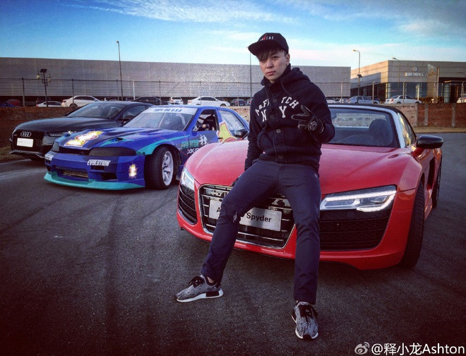 Tờ Sohu cho hay ở tuổi 31, Thích Tiểu Long sở hữu khối tài sản kết xù lên đến hàng triệu USD bao gồm khoản thừa kế khổng lồ từ cha mình - Trần Sơn Đông cùng số tiền thù lao cao ngất ngưỡng kiếm được từ việc đóng phim lúc bé... Theo Tianyan, ông Trần Sơn Đôngsở hữu 9 công ty rải rác khắp Trung Quốc, đầu tư vào các lĩnh vực như truyền hình, phim ảnh, ẩm thực, võ thuật, văn hóa. Trong đó, nổi tiếng nhất là hai lò võ Thiếu Lâm Tung Sơn với tổng diện tích 330 mẫu. Bản thân Thích Tiểu Long cũng sở hữu riêng cho mình một võ quán mang tên Long Môn Thích Gia. Vi sao Thich Tieu Long song xa hoa du het thoi o tuoi 31? hinh anh 5