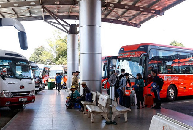 Công an TP Đà Lạt cảnh báo người dân đi trên xe khách. Công an TP Đà Lạt cảnh báo người dân đi trên xe khách.