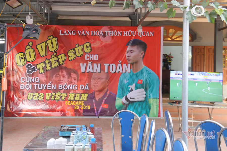 Tuổi thơ kê dép làm cầu môn, quấn lá chuối làm bóng của Văn Toản