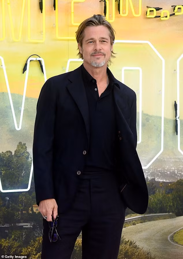 brad pitt hao huc don giang sinh ben cac con sau on ao co tinh moi hinh 1