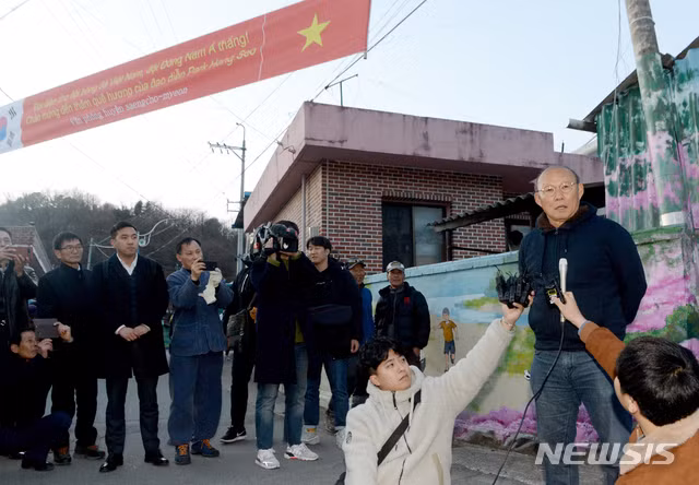 HLV Park Hang Seo dua U23 Viet Nam ve que, roi nuoc mat gap lai me hinh anh 8