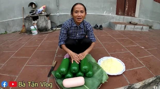 Nguyên liệu để bà Tân làm món xúc xích phô mai.