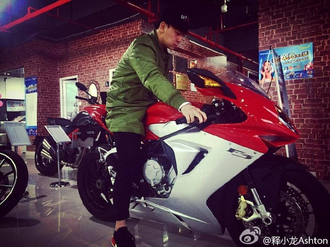 Không chỉ riêng bốn bánh, nam diễn viên 31 tuổi còn dành tình yêu cho những chiếc môtô phân khối lớn. "Ông hoàng nhạc pop" Châu Kiệt Luân cũng sở hữu một chiếc tương tự. Vi sao Thich Tieu Long song xa hoa du het thoi o tuoi 31? hinh anh 11