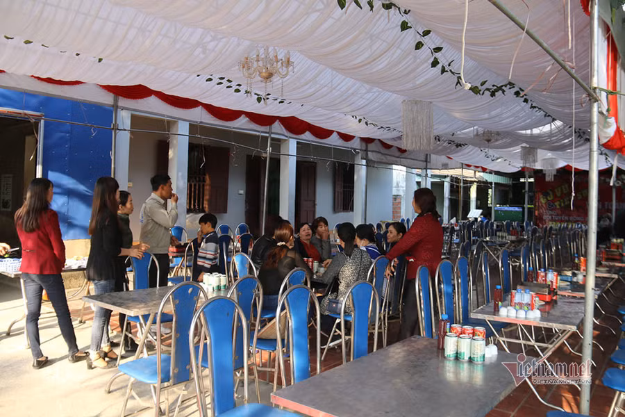 Tuổi thơ kê dép làm cầu môn, quấn lá chuối làm bóng của Văn Toản