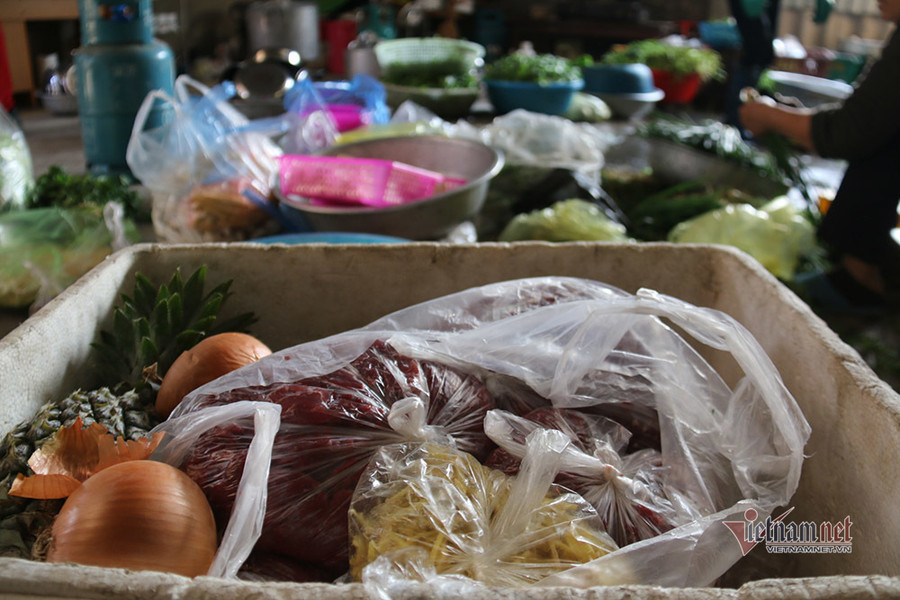 Tuổi thơ kê dép làm cầu môn, quấn lá chuối làm bóng của Văn Toản