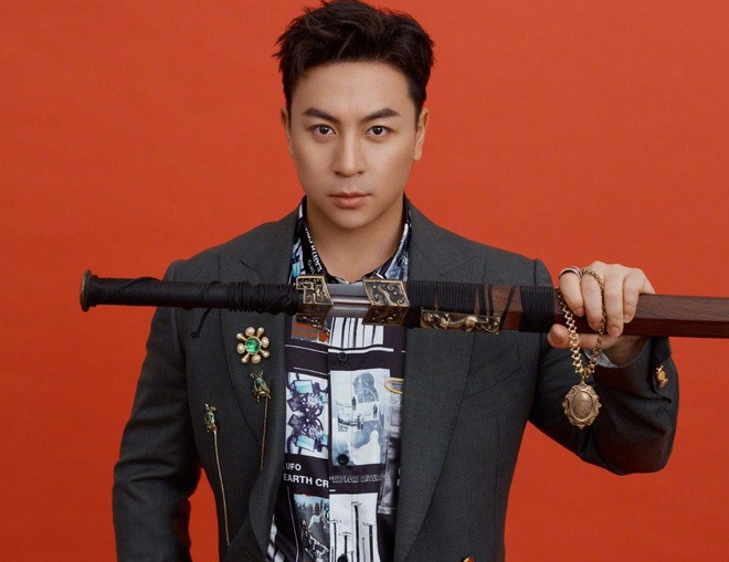 Thích Tiểu Long sinh năm 1988, tên thật là Trần Tiểu Long. Anh sinh ra tại Trịnh Châu, nơi “đóng đô” của ngôi chùa danh tiếng Thiếu Lâm Tự. Từ năm hai tuổi, Tiểu Long đã được cha đưa lên chùa học võ. Nam diễn viên từng được coi là thần đồng võ thuật, "cậu bé vàng" của màn ảnh Trung Hoa.Ở thời kỳ đỉnh cao sự nghiệp, Thích Tiểu Long gây tiếng vang qua các bộ phim Tiếu Lâm tiểu tử, Rồng Thiếu Lâm, Tân Ô Long Viện,Thời niên thiếu của Bao Thanh Thiên, Huyện quan 9 tuổi, Ỷ Thiên đồ long ký 2003. Vi sao Thich Tieu Long song xa hoa du het thoi o tuoi 31? hinh anh 3 ttl110.jpg