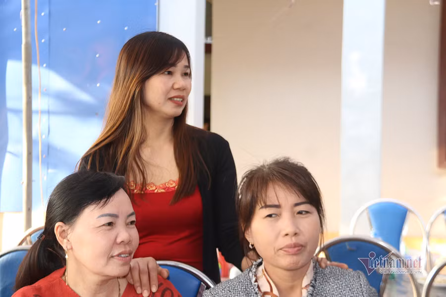 Tuổi thơ kê dép làm cầu môn, quấn lá chuối làm bóng của Văn Toản