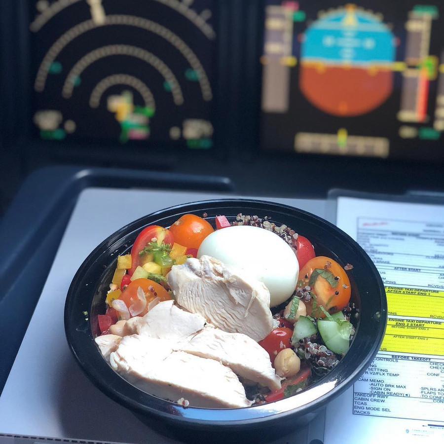 Phi công này còn cho biết thêm rằngcơ trưởng và cơ phó sẽ dùng bữa vào các thời điểm khác nhau để hạn chế trường hợp cả hai cùng gặp vấn đề về thức ăn trongmột lúc. Ảnh:73kgnomore. Ly do phi cong khong bao gio dung suat an giong hanh khach hinh anh 3 43142522_190340501889450_1235602095549589791_n.jpg