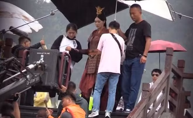 Hậu trường Đường Yên được ê-kíp riêng chăm sóc cẩn thận. Ảnh: ON.