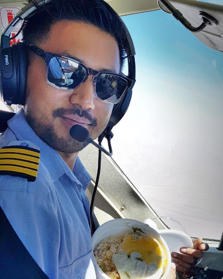 Trong trường hợp xấu nhất, khi một phi công không thể cầm lái được thì phi công còn lại phải ở trong tình trạng sức khoẻ tốt để điều khiển máy bay chuyển hướng vàđáp xuống sân bay gần nhất. Ảnh: Maf.india. Ly do phi cong khong bao gio dung suat an giong hanh khach hinh anh 5 31973741_132088317650933_8300300388607721472_n.jpg