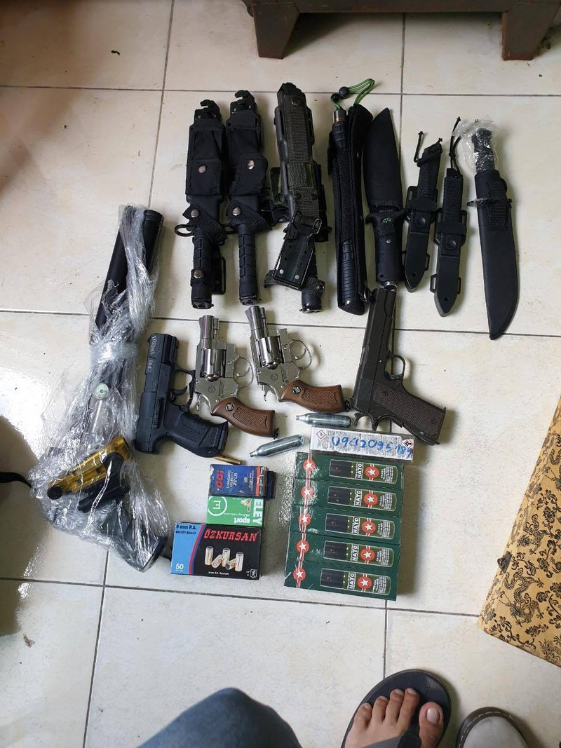 Tu kien hang chua sung, dan o san bay lan ra kho 