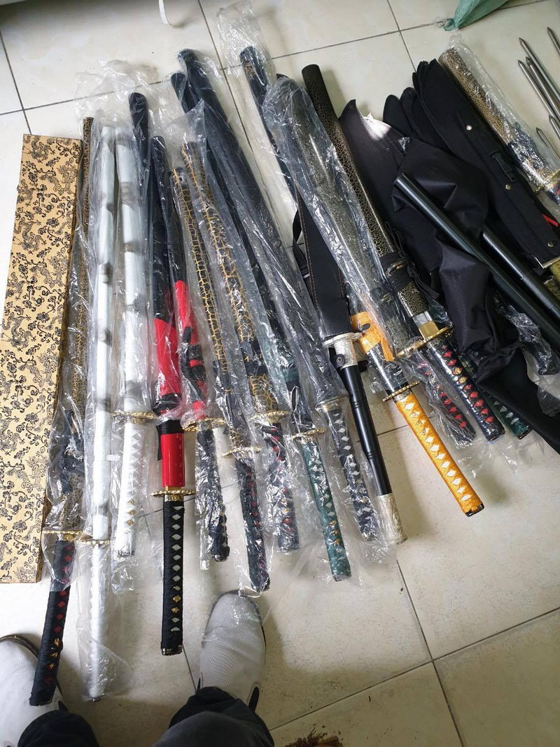 Tu kien hang chua sung, dan o san bay lan ra kho 