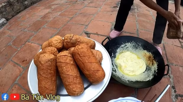 Những chiếc xúc xích siêu to đã được chiên chín.