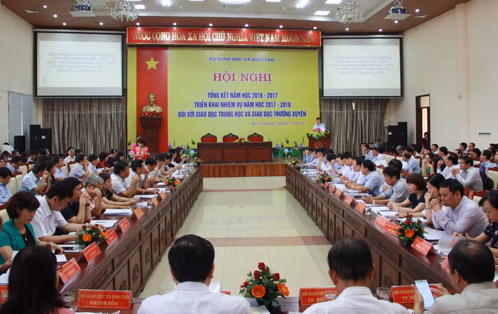 Bàn các giải pháp thực hiện thắng lợi nhiệm vụ trong năm học mới