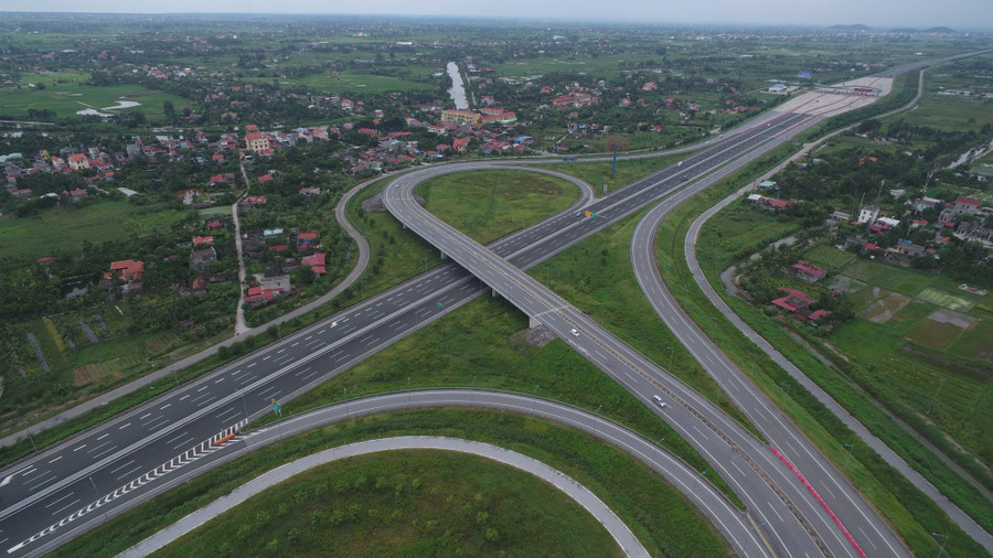 Phó Thủ tướng yêu cầu Hải Phòng, Ninh Bình và Sơn La thực hiện công tác chuẩn bị đầu tư theo quy định đối với 2 tuyến đường bộ cao tốc qua các địa phương này. (Ảnh minh họa) Phó Thủ tướng yêu cầu Hải Phòng, Ninh Bình và Sơn La thực hiện công tác chuẩn bị đầu tư theo quy định đối với 2 tuyến đường bộ cao tốc qua các địa phương này. (Ảnh minh họa)