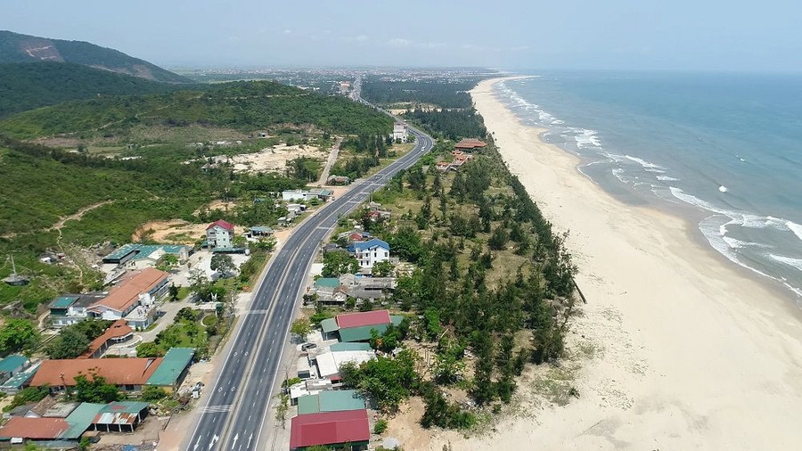 Tuyến đường bộ ven biển kết nối TP.HCM với các tỉnh Đồng bằng sông Cửu Long tạo điều kiện thuận lợi cho việc phát triển vùng công nghiệp phía Đông và các khu du lịch ven biển. (Ảnh minh họa) Tuyến đường bộ ven biển kết nối TP.HCM với các tỉnh Đồng bằng sông Cửu Long tạo điều kiện thuận lợi cho việc phát triển vùng công nghiệp phía Đông và các khu du lịch ven biển. (Ảnh minh họa)