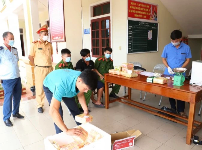 Đối tượng Phạm Minh Đức (áo đen) cùng toàn bộ tang vật vụ án bị bắt giữ.