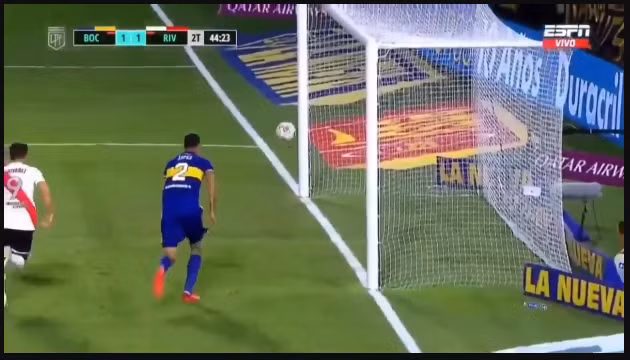 Tưởng chừng bóng sẽ bay vào lưới của Borca.