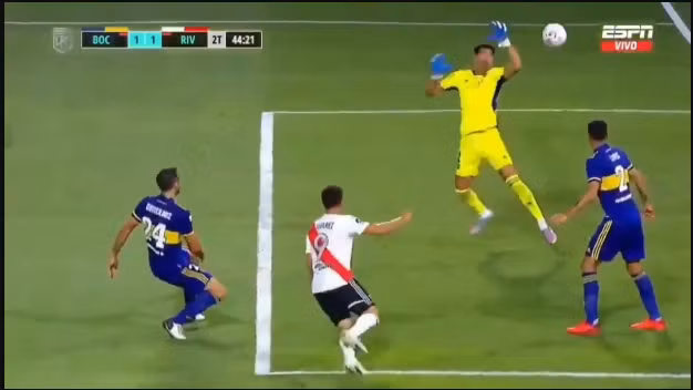 Thủ môn Boca bị loại bỏ hoàn toàn trong pha bóng "ma làm".