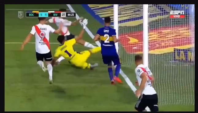 Nhưng bóng đột ngột đổi hướng và thủ môn của Boca cản phá thành công cú đá bồi tiếp theo của đội khách.