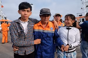 Các ngư dân xúc động khi trở về bờ an toàn. Ảnh: VGP/Lưu Hương