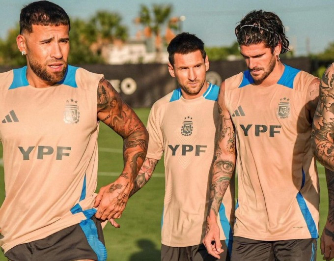 Messi trở lại tập luyện lần đầu cùng đội tuyển Argentina sau 195 ngày vắng mặt.