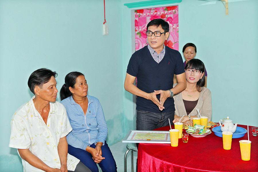 Hoàng Phúc và vợ xây nhà cho người nghèo ăn Tết ảnh 2