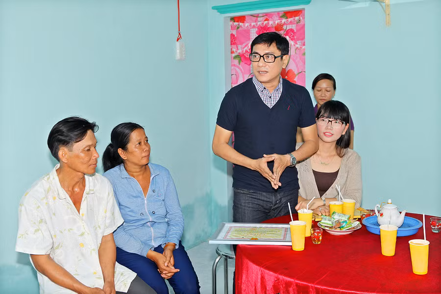 Hoàng Phúc và vợ xây nhà cho người nghèo ăn Tết ảnh 2