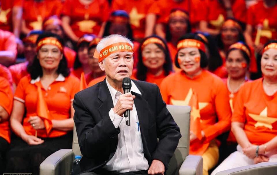 Nhà báo Đình Khải trong một chương trình truyền hình. Nhà báo Đình Khải trong một chương trình truyền hình.