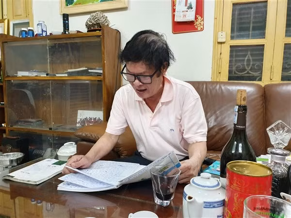 Nhà văn Hữu Ước bên trang viết.