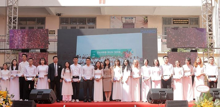 Ông Đàm Quốc Hiệp trao phần thưởng cho SV xuất sắc của trường Ông Đàm Quốc Hiệp trao phần thưởng cho SV xuất sắc của trường